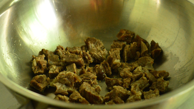 香辣土豆炖牛肉,锅里倒入少许油,烧热后放入牛肉煸炒