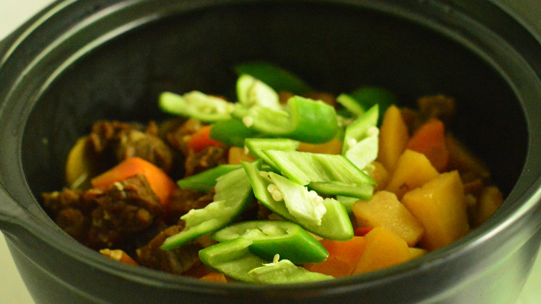 香辣土豆炖牛肉,最后调入少许盐,放入青椒