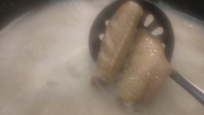 家常可乐鸡翅,鸡翅飞水.50°到60°的水.把鸡翅放在锅里,焯水三到五分钟,,把鸡翅里血水超出来