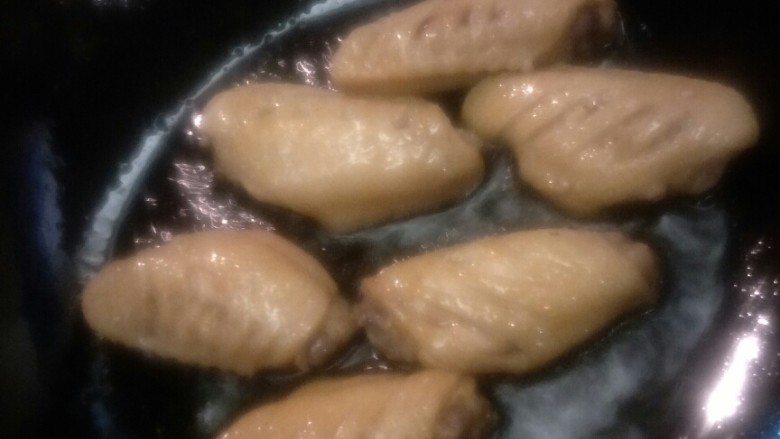 家常可乐鸡翅,少许油,用油煎至成金黄色