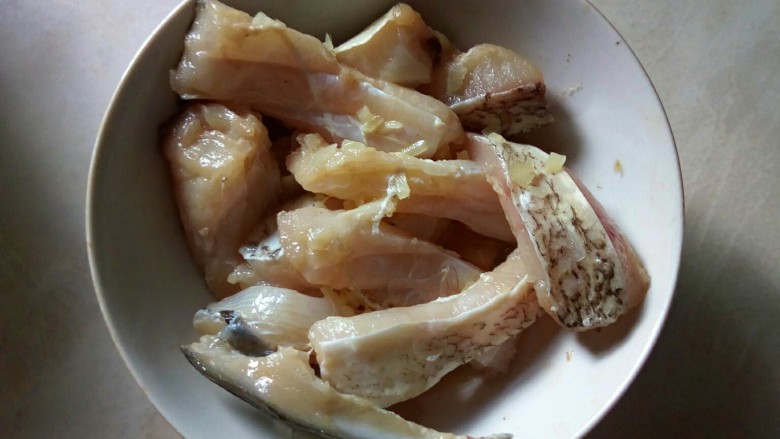 江湖菜一太安鱼,鲢鱼切块,码味。