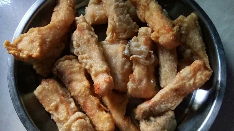 江湖菜一太安鱼,炸至金黄色,酥脆口感。
