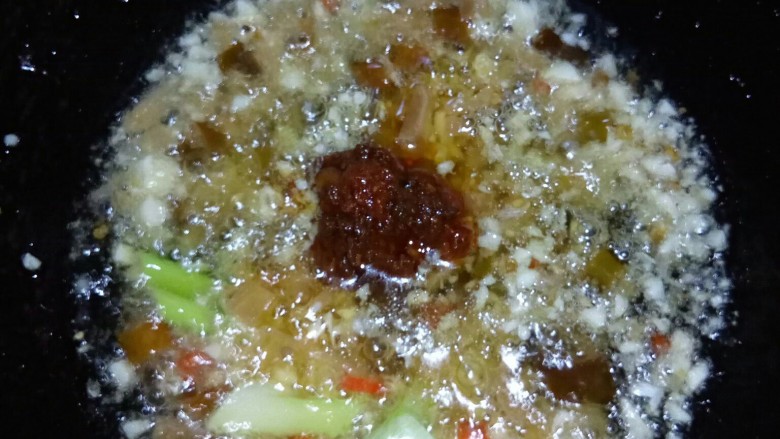 江湖菜一太安鱼,加入<a style='color:red;display:inline-block;' href='/shicai/ 11801'>郫县豆瓣</a>炒香