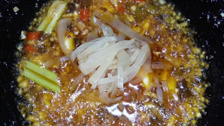 江湖菜一太安鱼,放入<a style='color:red;display:inline-block;' href='/shicai/ 6122'>泡萝卜</a>丝炒香。