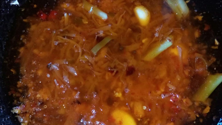 江湖菜一太安鱼,加入高汤熬制