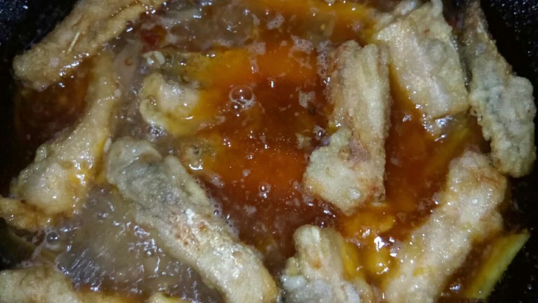 江湖菜一太安鱼,放入炸酥鱼块,小火煮。