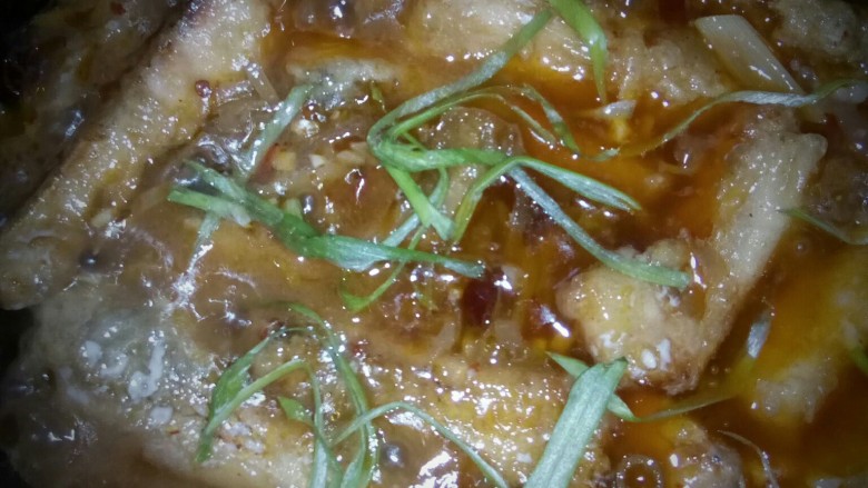 江湖菜一太安鱼,十分钟后,勾芡,撒葱丝起锅。