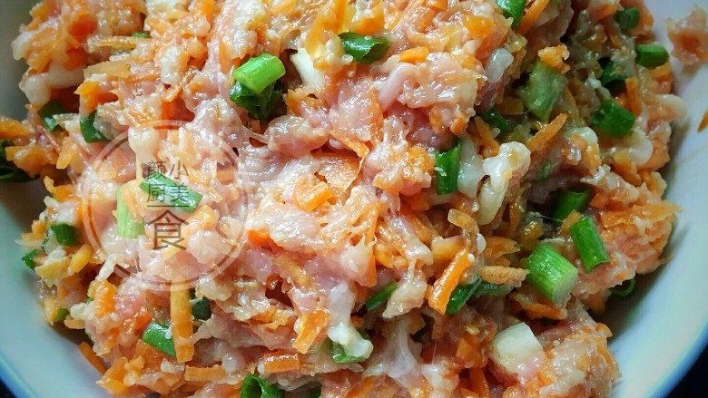 红萝卜煎饺,放入全部材料往一个方向搅拌均匀,调成肉馅,咸淡根据个人口味适量添加。