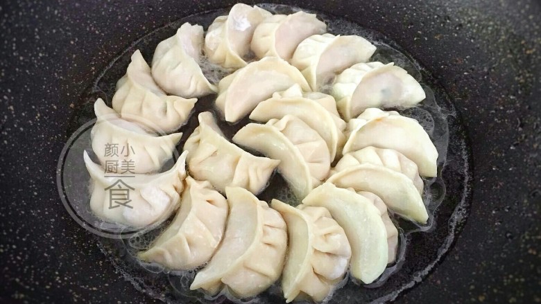 红萝卜煎饺,加入清水没过饺子,加盖大火煮,大火煮至水干。