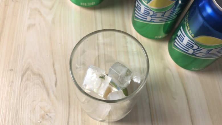 快手小食 仿茶餐厅冰爽咸柠七,拿一个玻璃杯,放三片咸青柠,加适量<a style='color:red;display:inline-block;' href='/shicai/ 12035'>冰块</a>。
