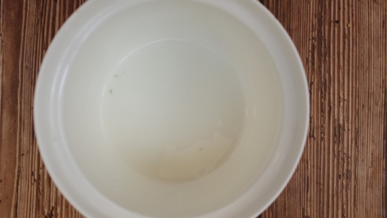 幸福早餐海苔鸡蛋卷,兑10ml<a style='color:red;display:inline-block;' href='/shicai/ 156925'>水</a>,搅拌均匀。