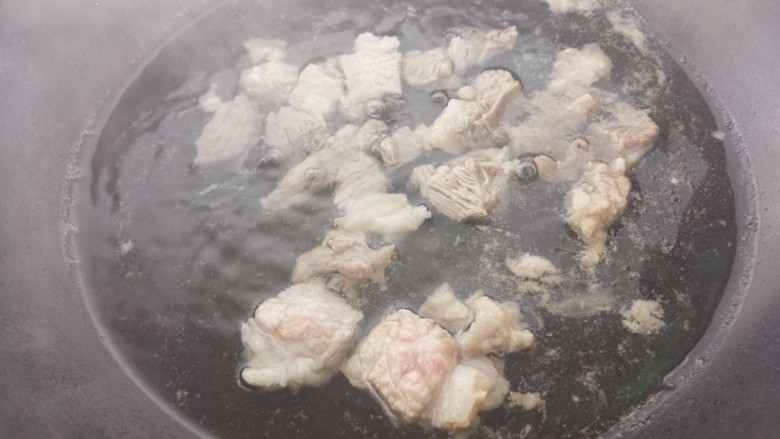 红烧牛肉面,煮至发白。