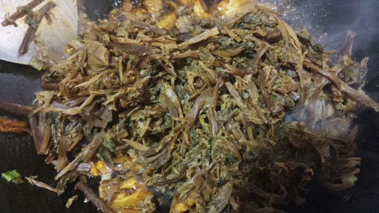 梅干菜烧肉,加入梅干菜。