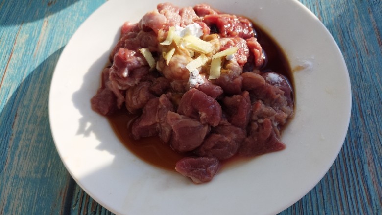 酒鬼花生炒牛肉粒,再加点姜丝。