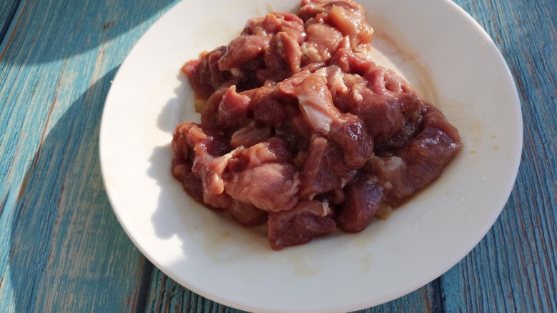 酒鬼花生炒牛肉粒,然后拌匀,腌制30分钟。
