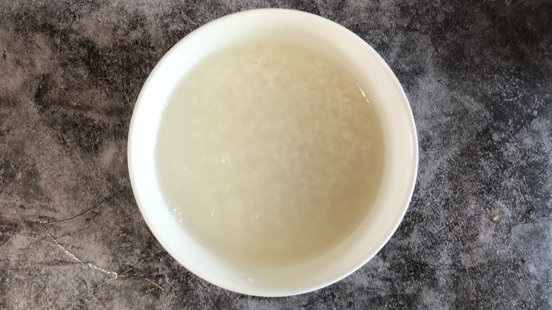 滋补养身--大枣枸杞粥,将<a style='color:red;display:inline-block;' href='/shicai/ 492'>大米</a>淘洗干净,用纯净水浸泡3小时,备用。
