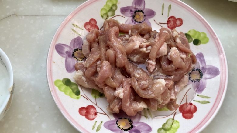 夏日清爽小肉菜➕干煸杏鲍菇炒肉丝,再加入少许食用油拌匀,把肉丝水份封住,放旁边备用