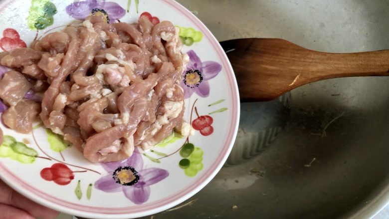 夏日清爽小肉菜➕干煸杏鲍菇炒肉丝,热锅冷油,加入适量食用油,小火煸炒肉丝
