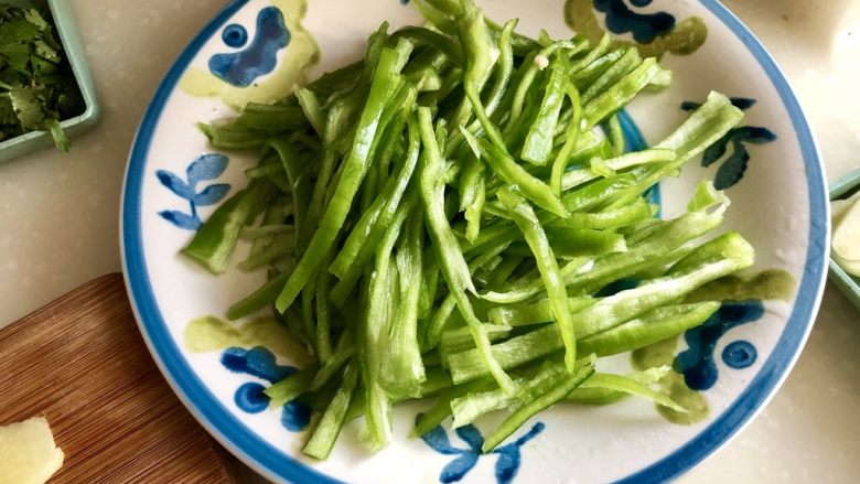 夏日清爽小肉菜➕干煸杏鲍菇炒肉丝,青椒切成细丝