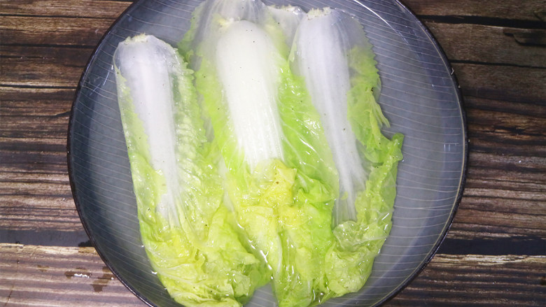 快手正餐 翡翠包肉,将白菜放到锅中,水烧开进行焯水。