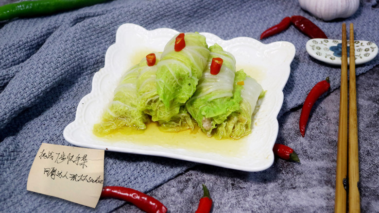 快手正餐 翡翠包肉,出锅调入<a style='color:red;display:inline-block;' href='/shicai/ 788'>生抽</a>,淋上辣椒油,这样翡翠包肉就制作完成喽!