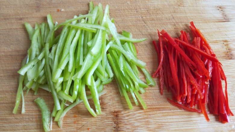 快手正餐 凉拌土豆丝,<a style='color:red;display:inline-block;' href='/shicai/ 8778'>尖椒</a>切成丝,小米辣去籽洗干净切成丝。