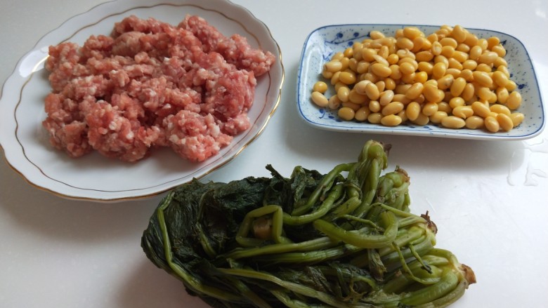 黄豆雪菜炒肉末,食材准备好备用,雪菜是淹制好的。