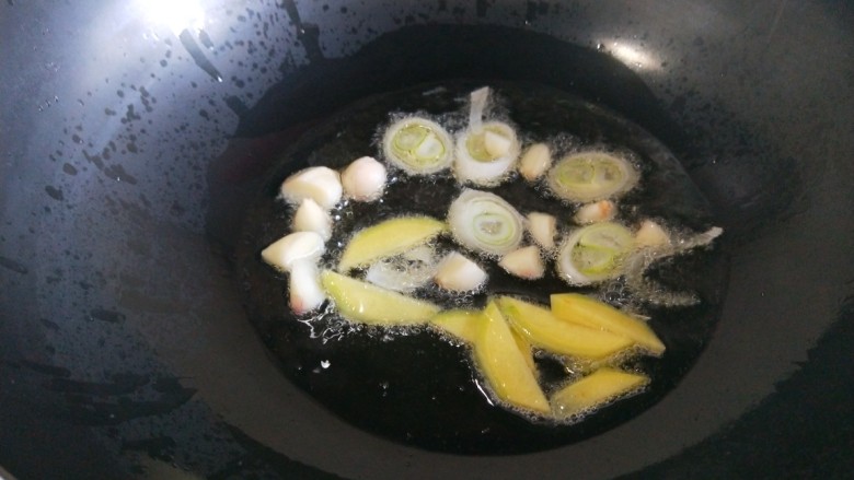 黄豆雪菜炒肉末,锅中放入适量油,加入葱姜蒜炒香。