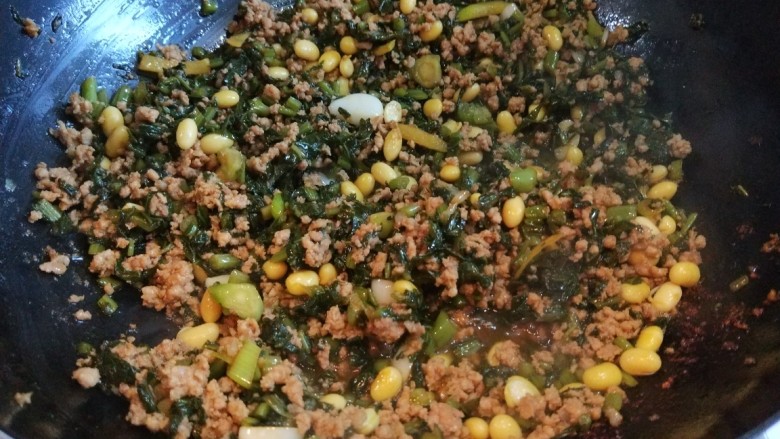 黄豆雪菜炒肉末,在倒入黄豆,雪菜炒均匀加入<a style='color:red;display:inline-block;' href='/shicai/ 813'>鸡粉</a>炒均匀即可出锅。