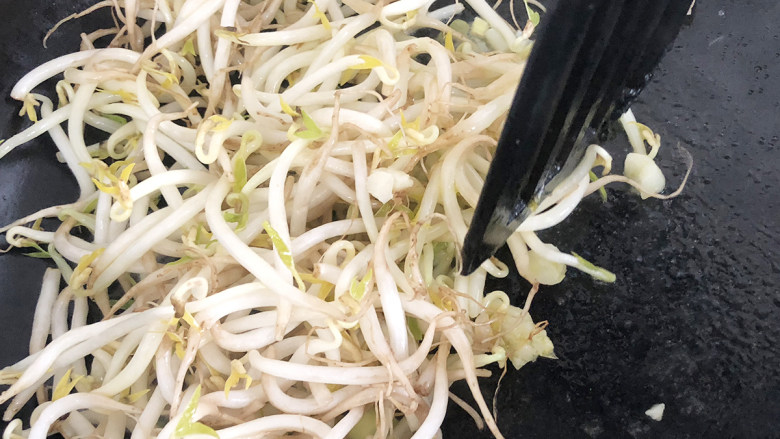 豆芽炒干豆腐,热锅,倒入适量的葵花籽油,倒入蒜蓉爆香,再放入豆芽继续翻炒片刻。