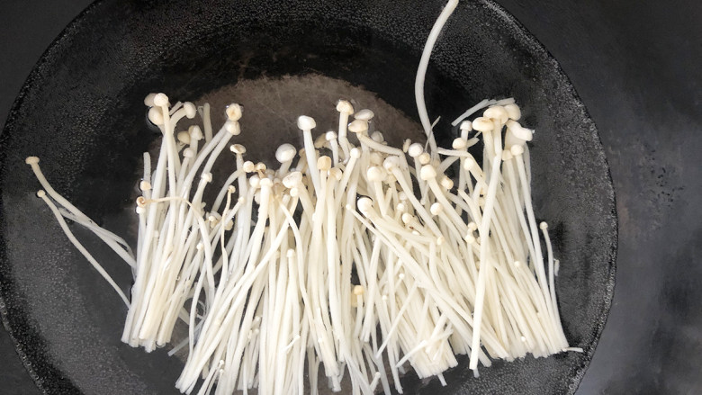 金针菇培根卷,将金针菇放入清水中清洗干净,在放到锅中烧开水焯2分钟捞出备用。