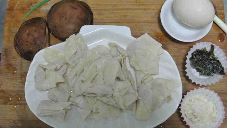 快手云吞面,食材备齐，<a style='color:red;display:inline-block;' href='/shicai/ 230'>香菇</a>和<a style='color:red;display:inline-block;' href='/shicai/ 25'>胡萝卜</a>切片，葱和<a style='color:red;display:inline-block;' href='/shicai/ 131'>香菜</a>切末。