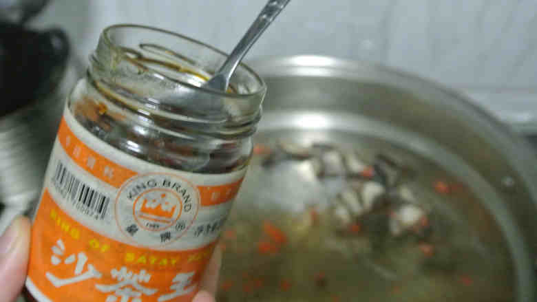 快手云吞面,加入一小勺沙茶酱，放入<a style='color:red;display:inline-block;' href='/shicai/ 288'>虾皮</a>。（没有沙茶酱就放少许味极鲜）