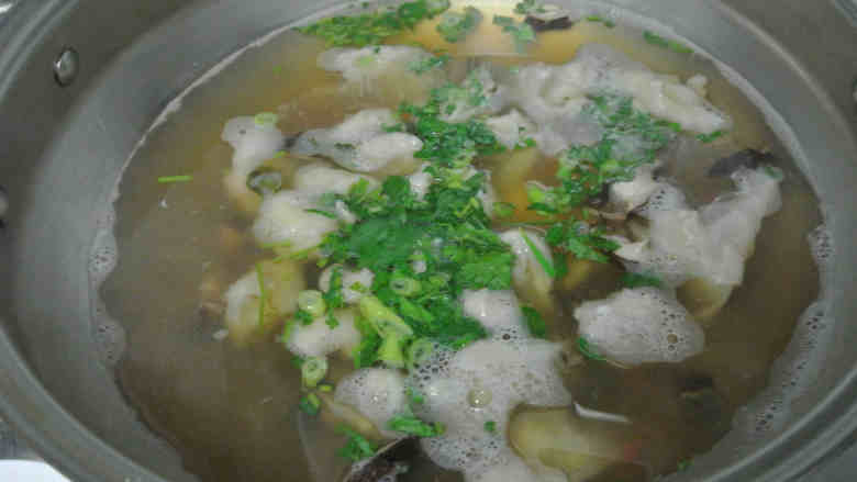 快手云吞面,加入切好的香菜、<a style='color:red;display:inline-block;' href='/shicai/ 3232'>香葱</a>和<a style='color:red;display:inline-block;' href='/shicai/ 273'>紫菜</a>，放少许胡椒粉和盐调味，出锅前点上几滴香油。