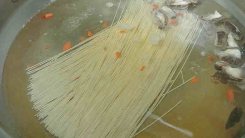 快手云吞面,下<a style='color:red;display:inline-block;' href='/shicai/ 526'>面条</a>煮10秒。