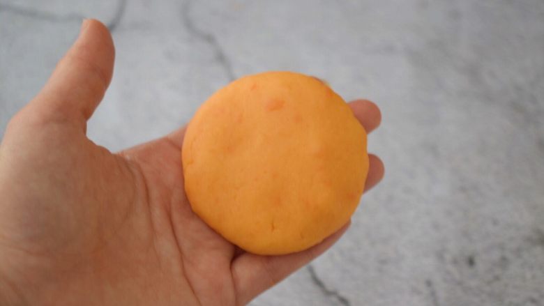 芝士红薯饼,包起来并捏紧收口,再揉圆压扁