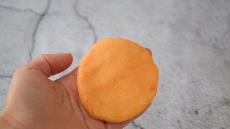芝士红薯饼,取一小块面团揉成圆形在手上压扁,如果面团不会太黏手,压扁后边缘不会出现裂纹,就表示软硬程度合适