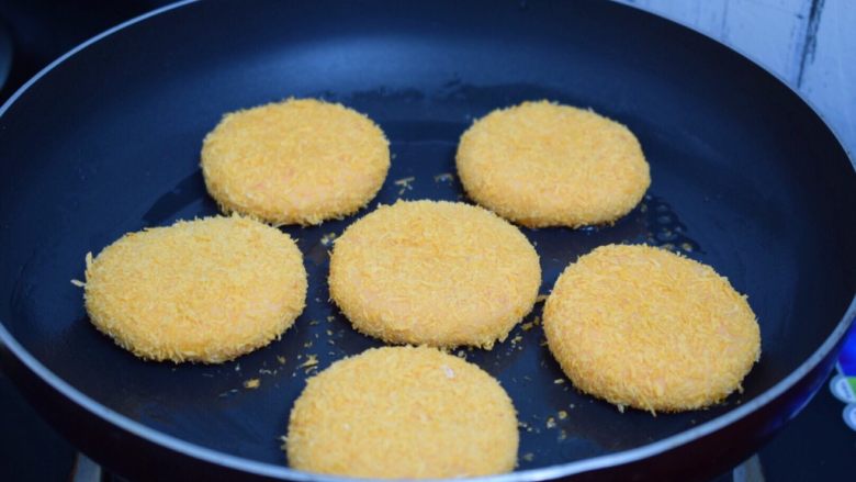 芝士红薯饼,平底锅倒入适量的食用油烧至六七成热时,放入红薯饼,小火慢慢煎