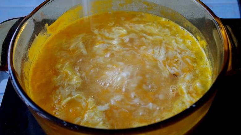胡萝卜海米疙瘩汤,食盐,煮沸后,关火。