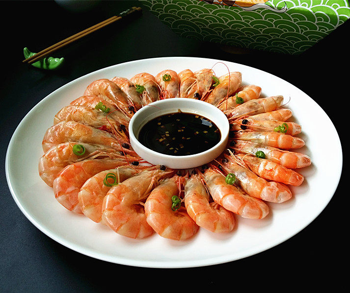 白灼对虾,海鲜性寒,吃时配点姜醋,味道鲜美也可去除寒凉