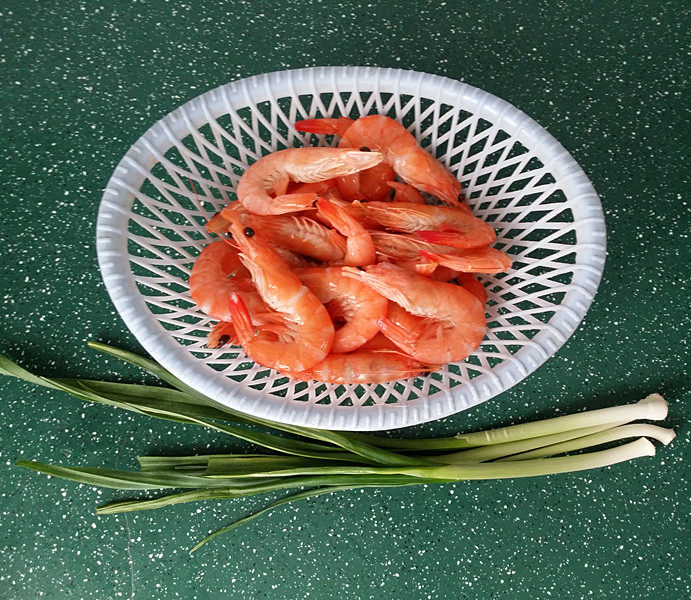 青蒜爆糖醋虾,备好食材,对虾为超市里买的冷冻南美熟对虾,烹饪前取出解冻