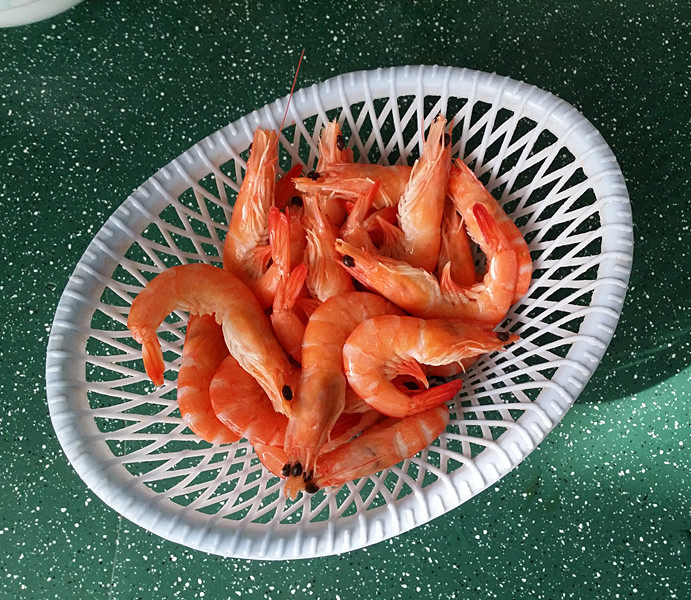 青蒜爆糖醋虾,虾化冻后,再用清水冲洗下控干水份