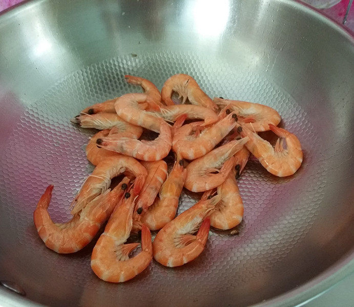 青蒜爆糖醋虾,锅烧热倒油,放入对虾