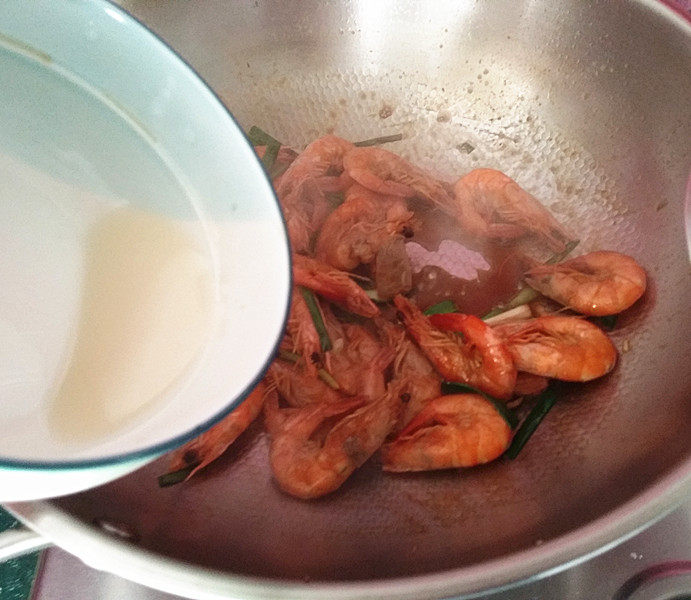 青蒜爆糖醋虾,再勾点簿芡,可让虾身饱满,醇厚味道浓