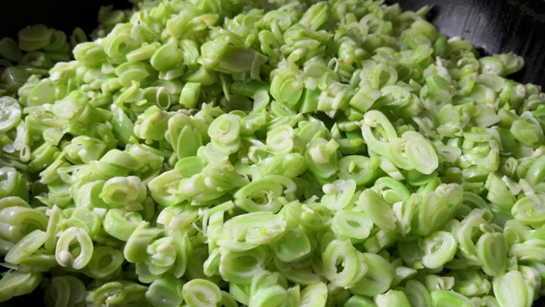 芸豆包子,锅里放油,和平时炒菜一样多就可以,把芸豆粒炒至变成漂亮的绿色,出锅晾凉备用,