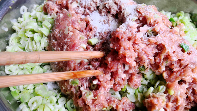 芸豆包子,再加入盐和<a style='color:red;display:inline-block;' href='/shicai/ 717'>味精</a>,最后拌好馅,调好味,准备开包,