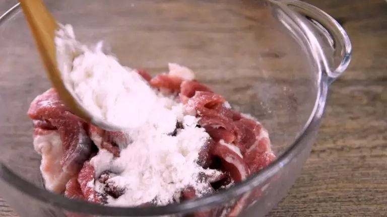香脆的桂花肉上海本土菜:桂花肉,腌制10分钟后,放入面粉、淀粉