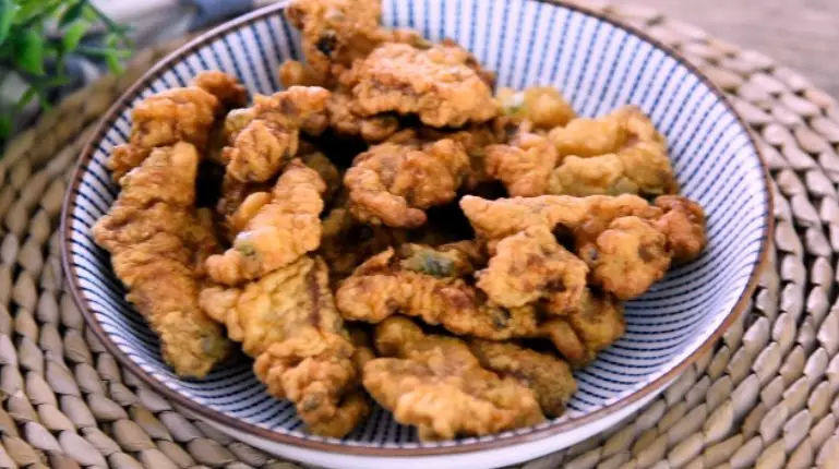 香脆的桂花肉上海本土菜:桂花肉,.控油盛出,将油温再次拉高,回炸一次即可