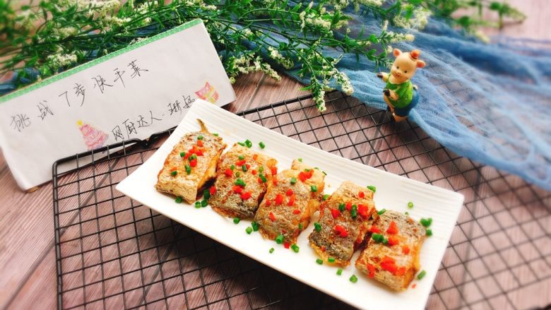 快手正餐 香煎带鱼,带鱼抹盐后彻底风干,锅加热至冒烟再煎带鱼一面煎透后才翻面,这样煎就完全不会粘锅,比起裹生粉炸的更酥脆干香😋😋😋