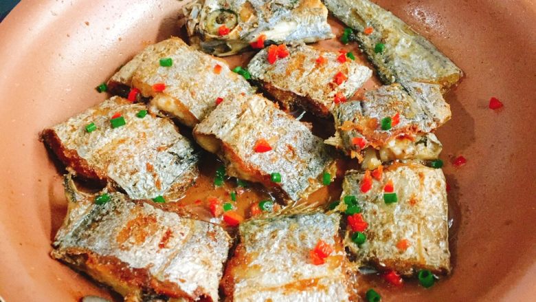 快手正餐 香煎带鱼,撒上葱花及红椒丁即可装盘